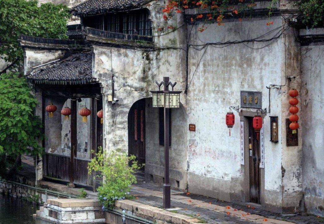 气质辣妈,一袭黑吊带裙搭配温柔小凉拖,轻松打造高挑的美丽身材
